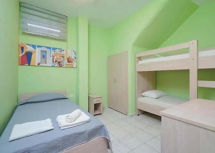 Sirenas Maisonnettes By The Groundfloor And Semi Basement Apartamento