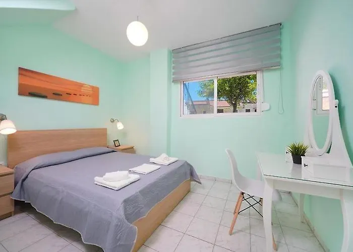 Sirenas Maisonnettes By The Groundfloor And Semi Basement Apartamento