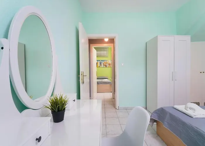 Sirenas Maisonnettes By The Groundfloor And Semi Basement *