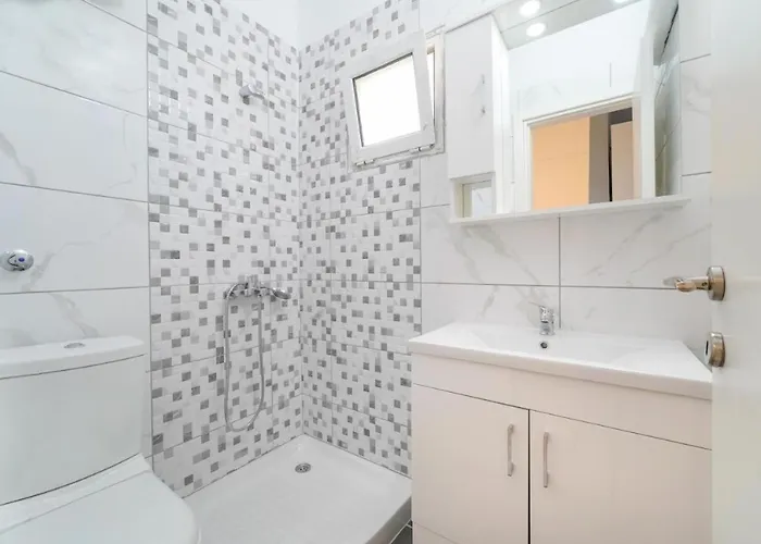 Sirenas Maisonnettes By The Groundfloor And Semi Basement Apartamento