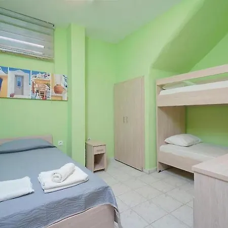 Sirenas Maisonnettes By The Groundfloor And Semi Basement Apartamento