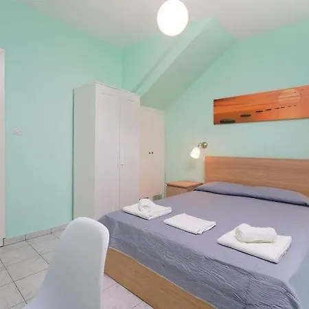 Sirenas Maisonnettes By The Groundfloor And Semi Basement