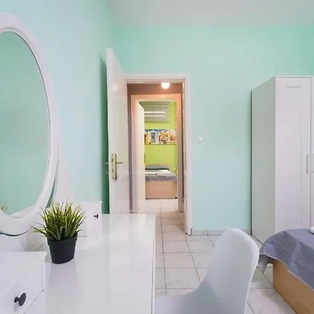 Sirenas Maisonnettes By The Groundfloor And Semi Basement *