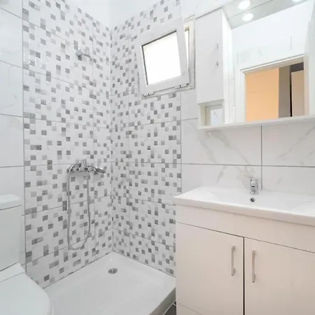 Sirenas Maisonnettes By The Groundfloor And Semi Basement Apartament