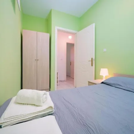 Sirenas Maisonnettes By The Groundfloor And Semi Basement Apartament *