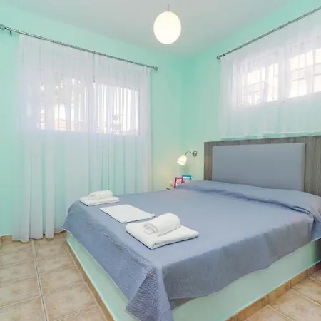Apartment Sirenas Maisonnettes By The Groundfloor And Semi Basement *