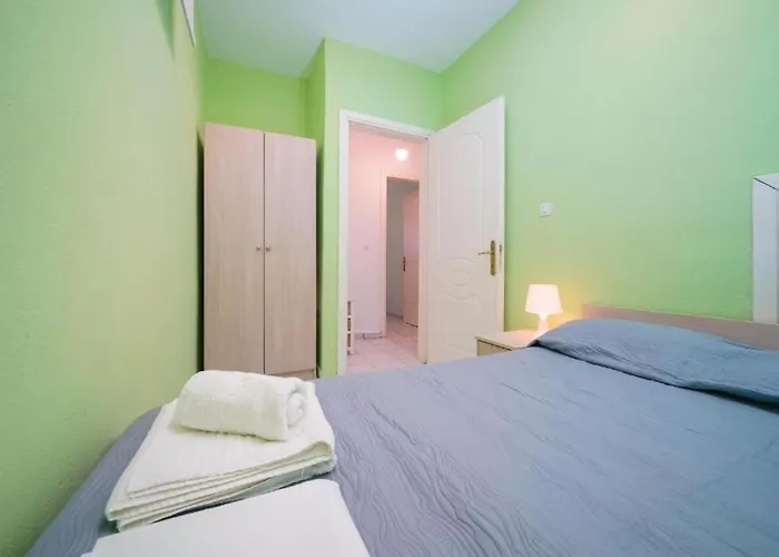 Sirenas Maisonnettes By The Groundfloor And Semi Basement Apartament *